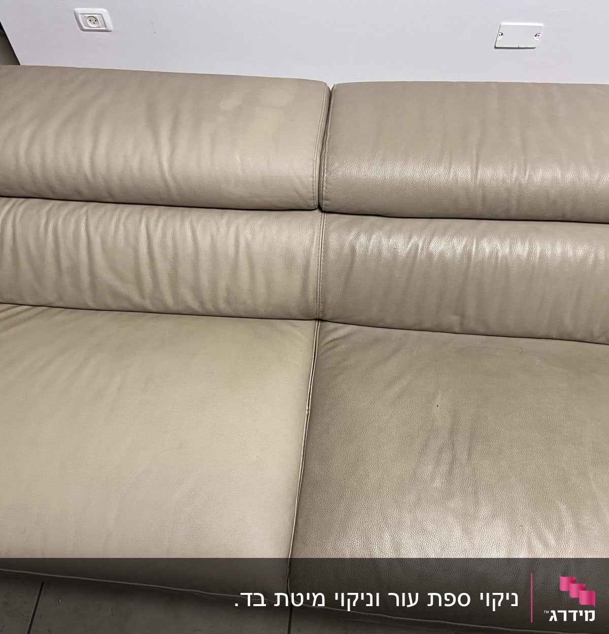 ספה עם כתמים בתהליך ניקוי בעזרת מטלית